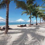 Strand met ligstoelen